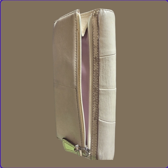 Elegant Coach Wallet~ Cream Wallet, Buckle Design~EUC - Picture 4 of 9
